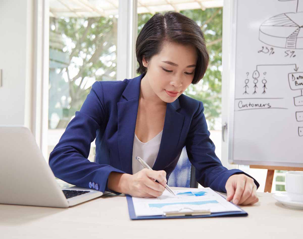 Businesswoman Preparing For Presentation Rj9d4fk.jpg - JRN Contábil