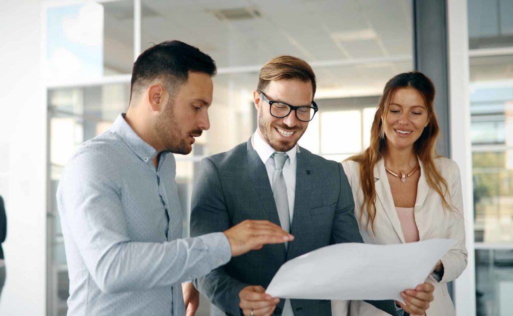 Picture Of Businessman And Businesswoman Talking I 4qvzzrq.jpg - JRN Contábil